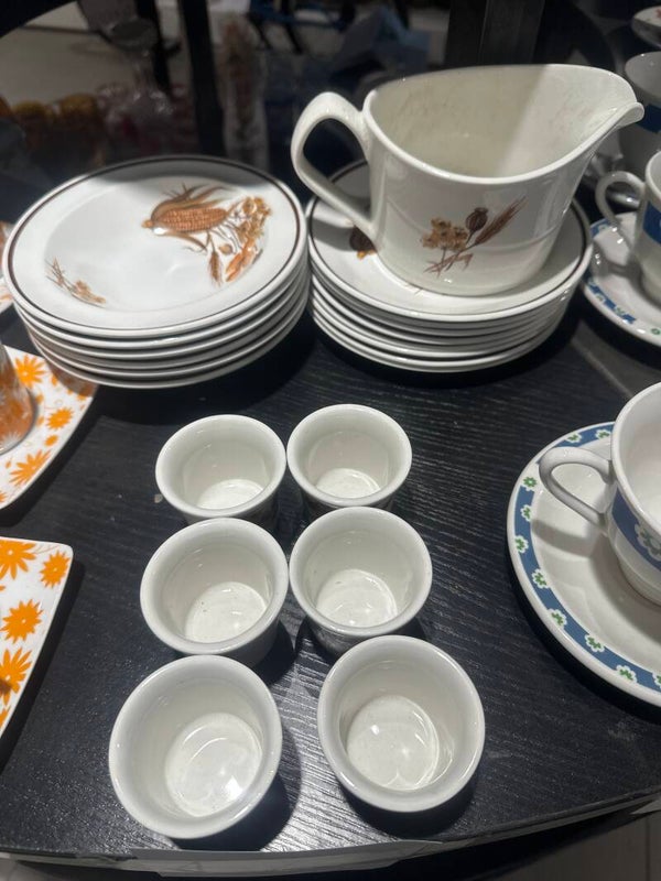 Fine Porcelain Johnson Brothers Table Set - Supplies