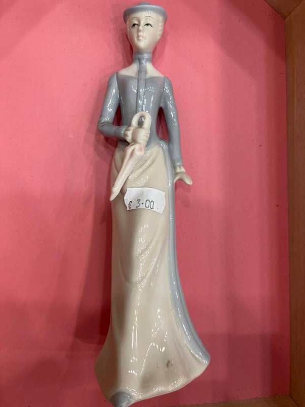 Tall Lady - Figurines