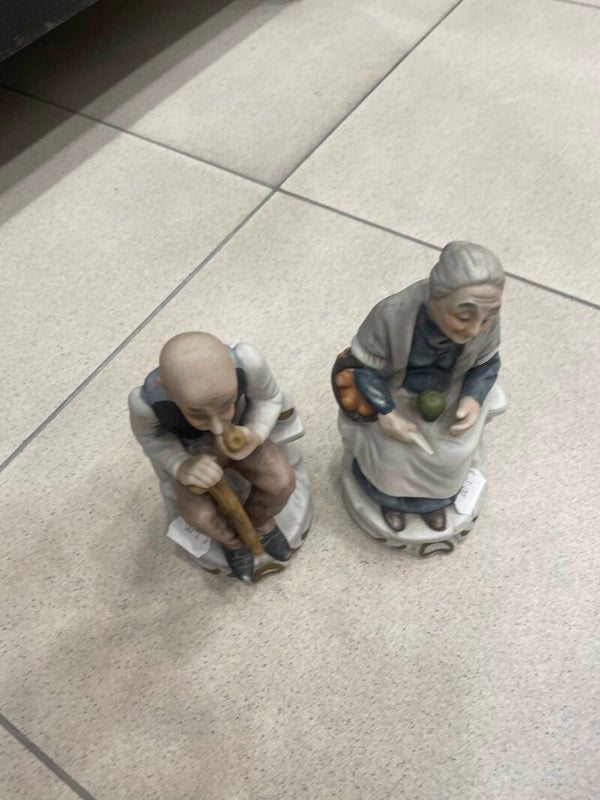 Elder couple bisque ceramic figurines (€3 each) - figurines*