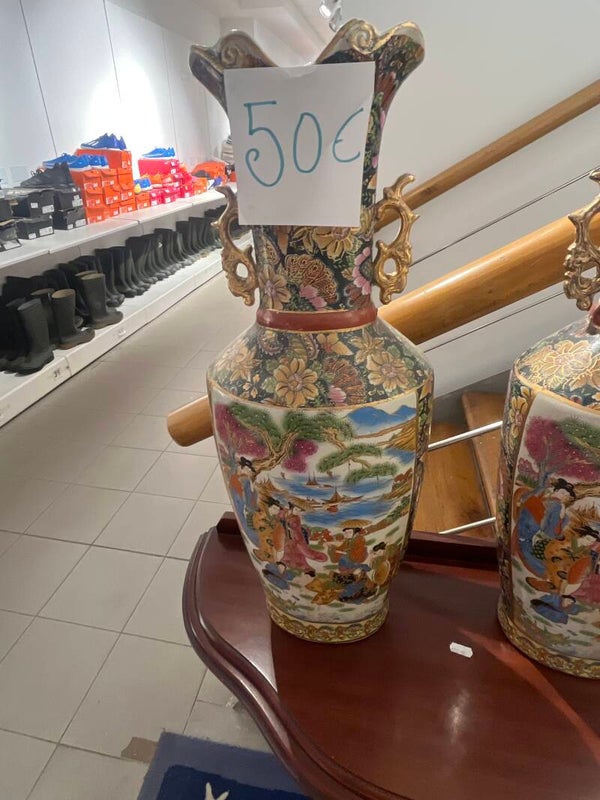 Chinese Porcelain Vase - Decor*