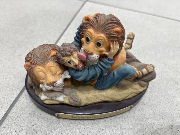 Daniel in the Lions Den- Decor ***
