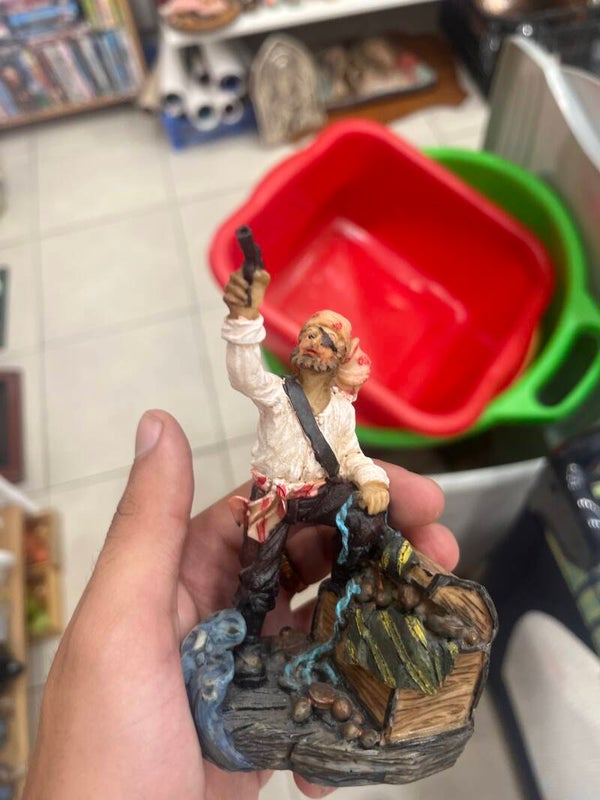 Pirate with revolver and treasure chest figurine - Figurines*