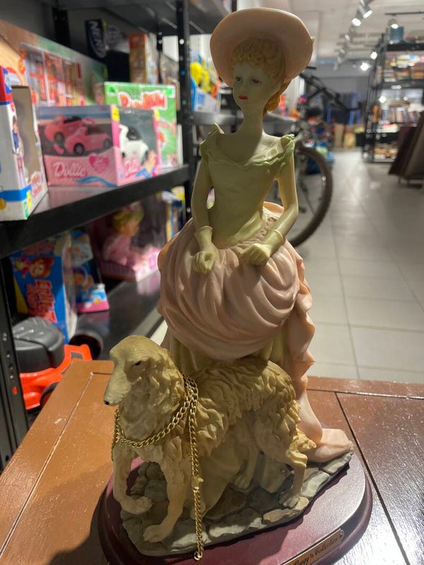 Classic Lady With Dog - Figurines
