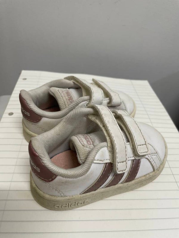 Adidas shoes size 19- Babies ***