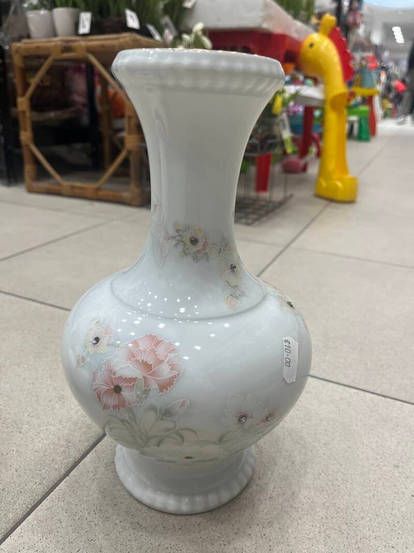 Porcelain floral vase- Vase ***