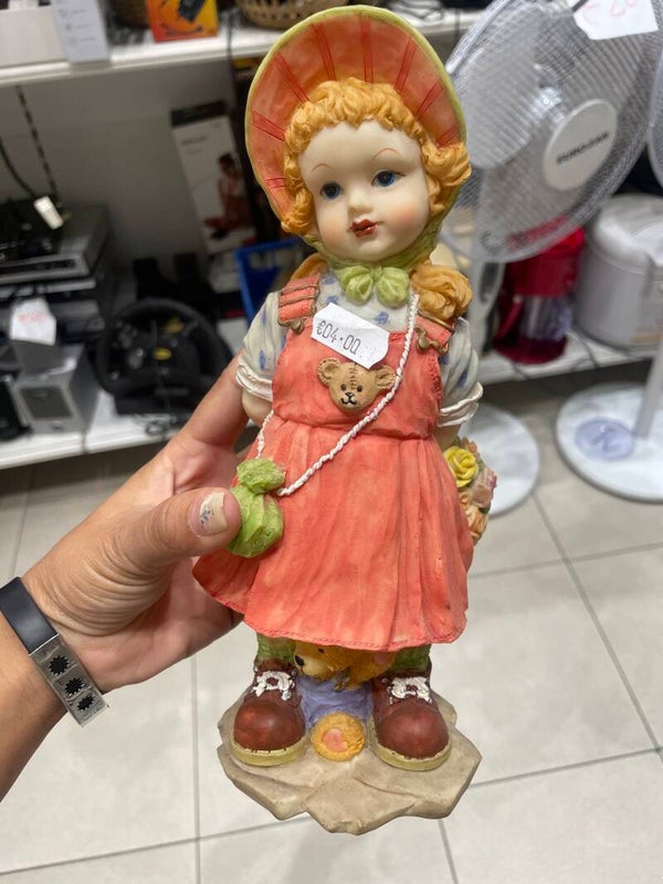 Girl With Hat - Figurines