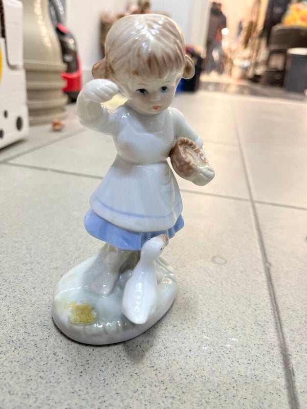 Girl porcelain Figurine- Decor ***