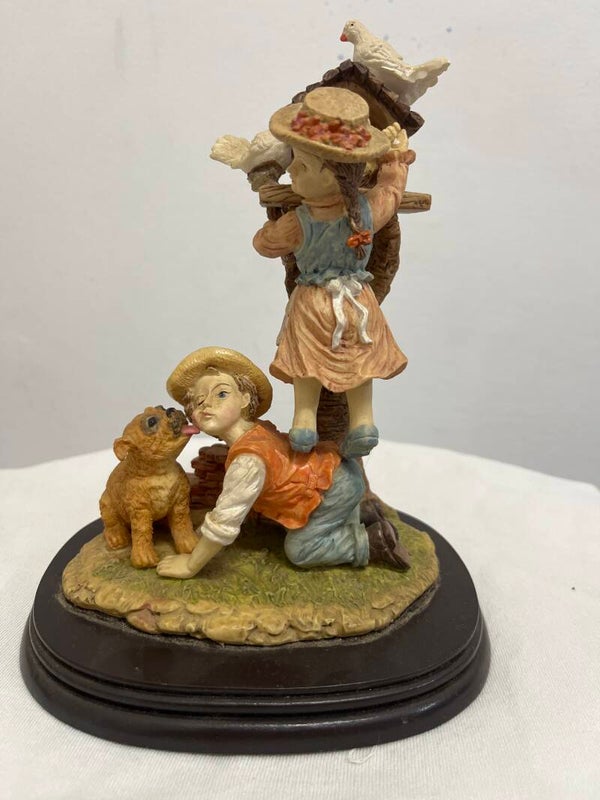 Feeding The Doves Figurine - Figurines**