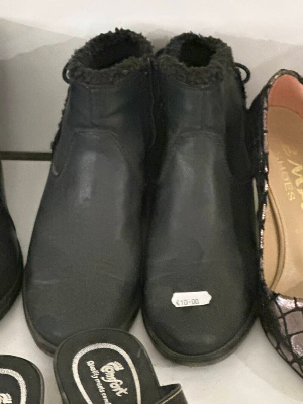 Leather boots with fur inside- size: 3*