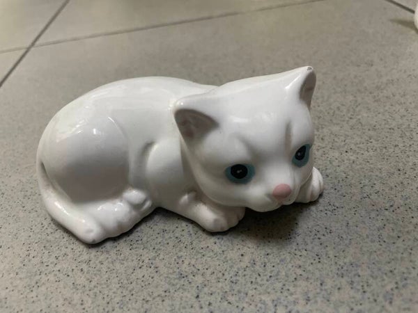 Cat porcelain Figurine- Figurines ***