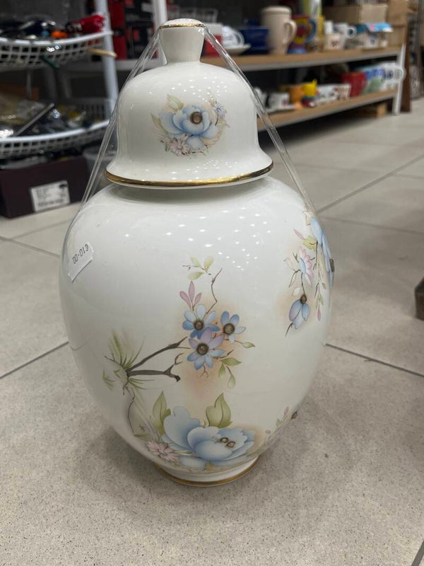 Porcelain lidded jar- Decor ***