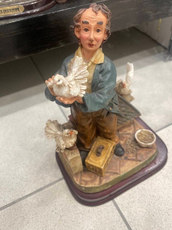 Man With Pigeons - Figurines