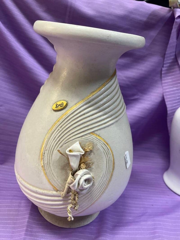 Porcelain Beauty Vase - Decor