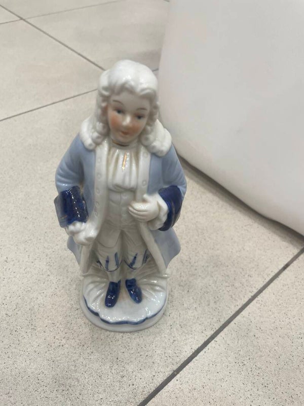 gentleman porcelain Figurine - Figurines*