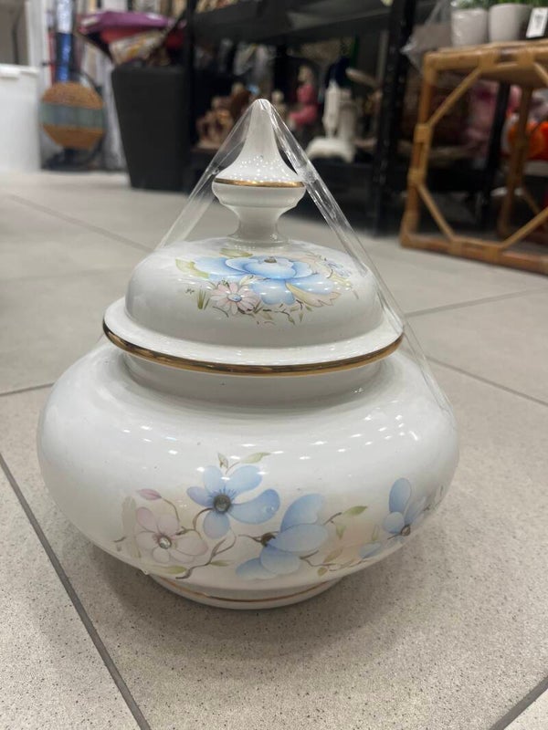 Porcelain lidded jar- Decor ***