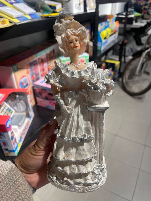 Classic White Lady With Column Of Flowers - Figurines