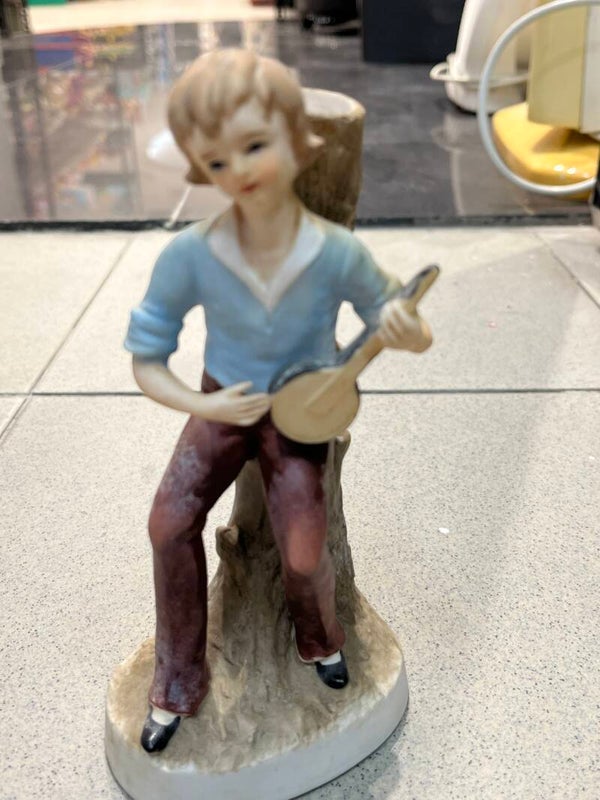 Vintage Porcelain Figurine - Figurines