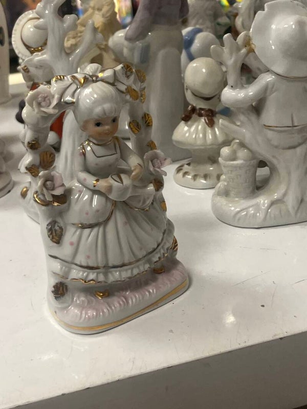 Porcelain girl Figurine - Figurine*