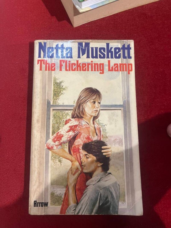 The flickering Lamp - books*