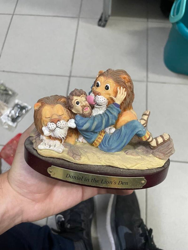 Daniel in The Lions Den - Figurine*