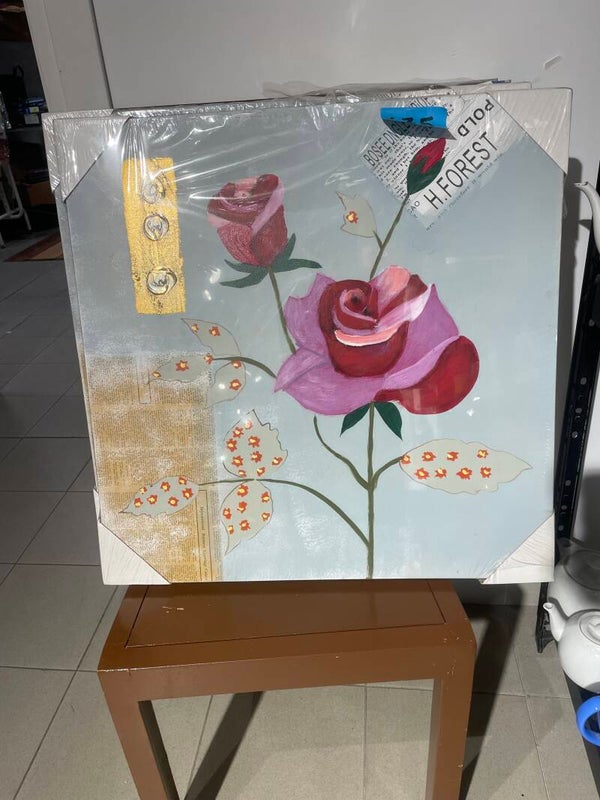 Square- format decorative wall canvas depicting pink and red roses”