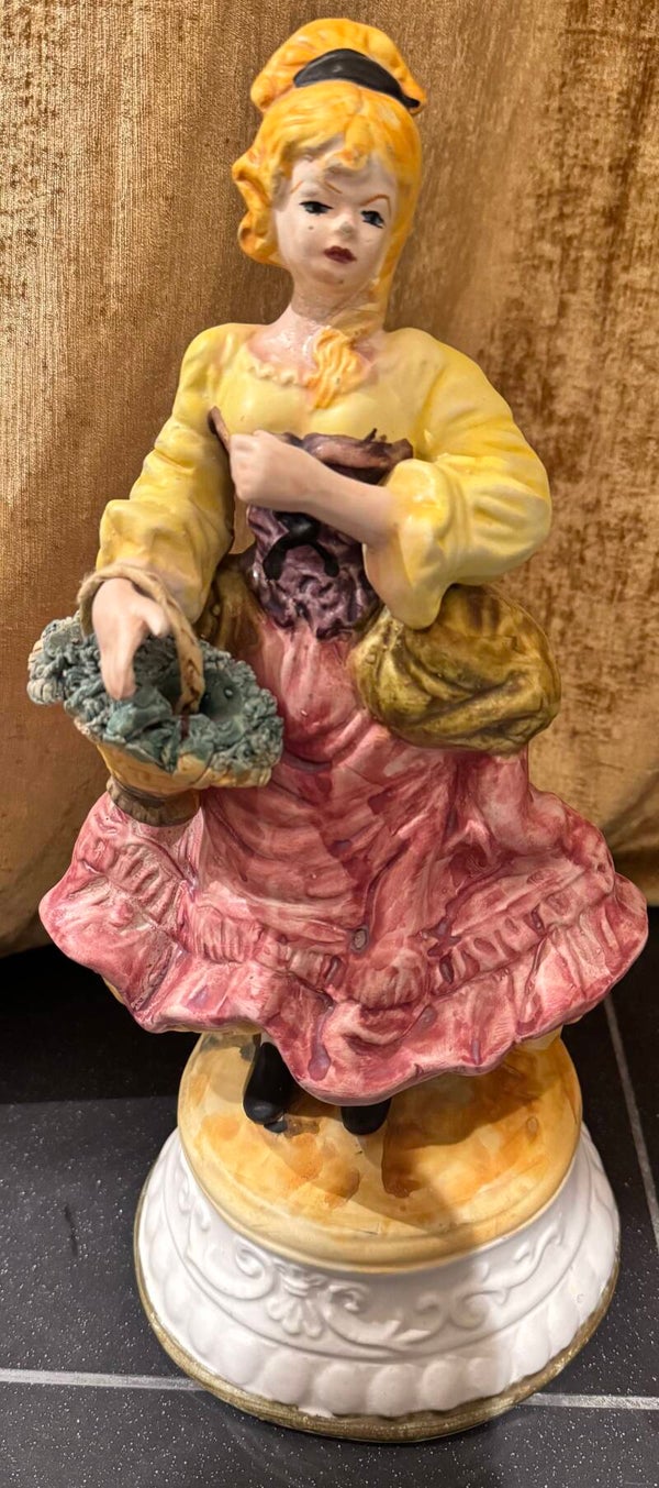 Capodimonte Woman - Figurines