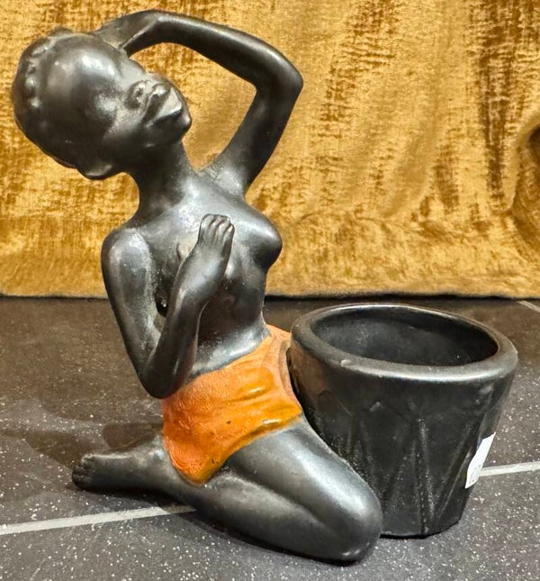 Barsony Lady with Basket - Figurines