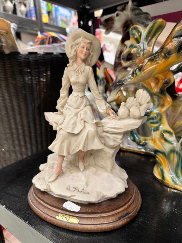 Lady with Birds - Figurines