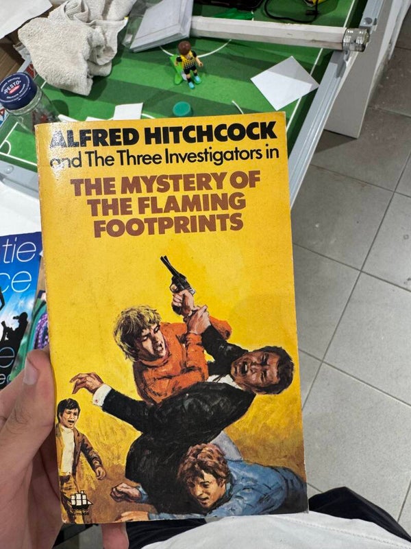 Alfred Hitchcock and the three investigators in the mystery of the flaming footprints - books*