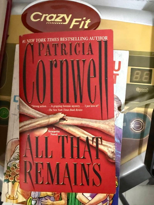 Patricia Cornwell - All That Remains - Books
