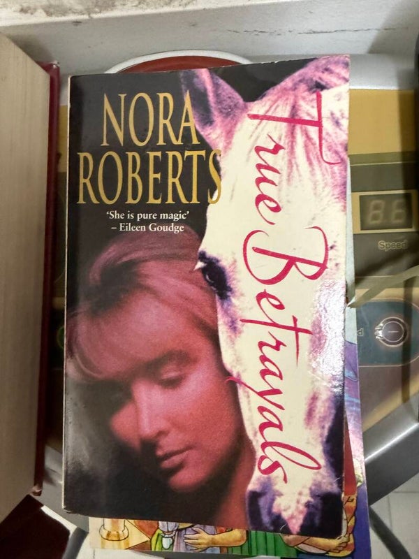 Nora Roberts - True Betrayals - Books*