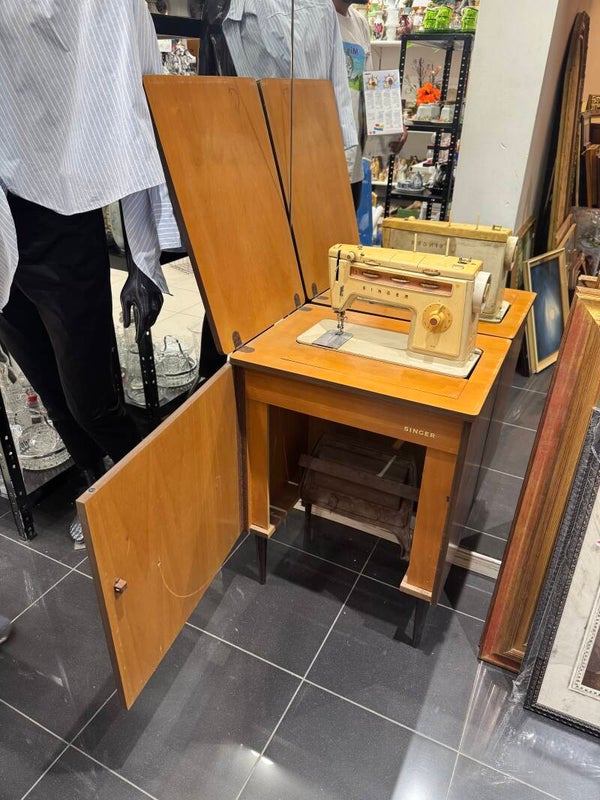 Singer Sewing Machine - Vintage*