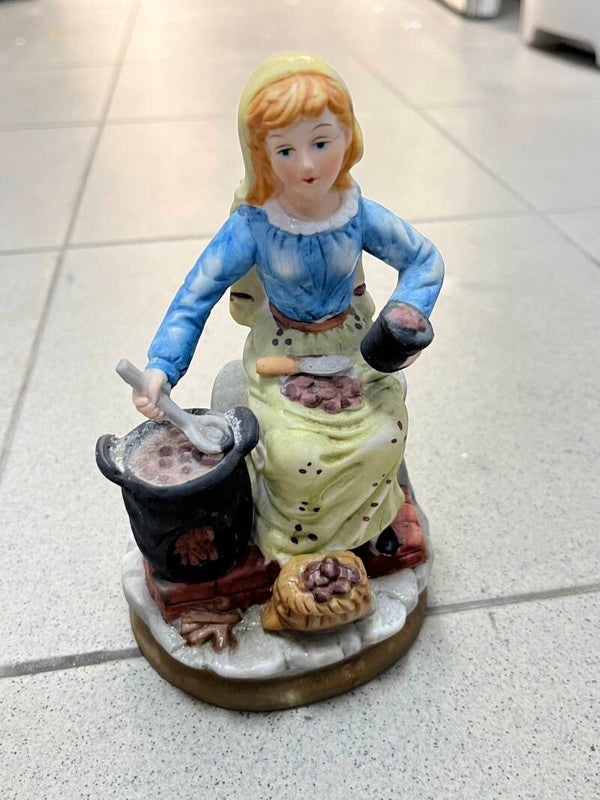 Lady Figurine- Decor ***