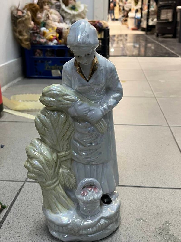 Porcelain Figurine-Decor ***