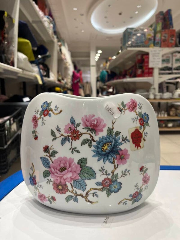 A Beautiful Vohevion Vase - Decor