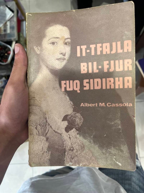 Albert M cassola -  It-Tfajila Bil-Fjur Fuq Sidirħa - books*