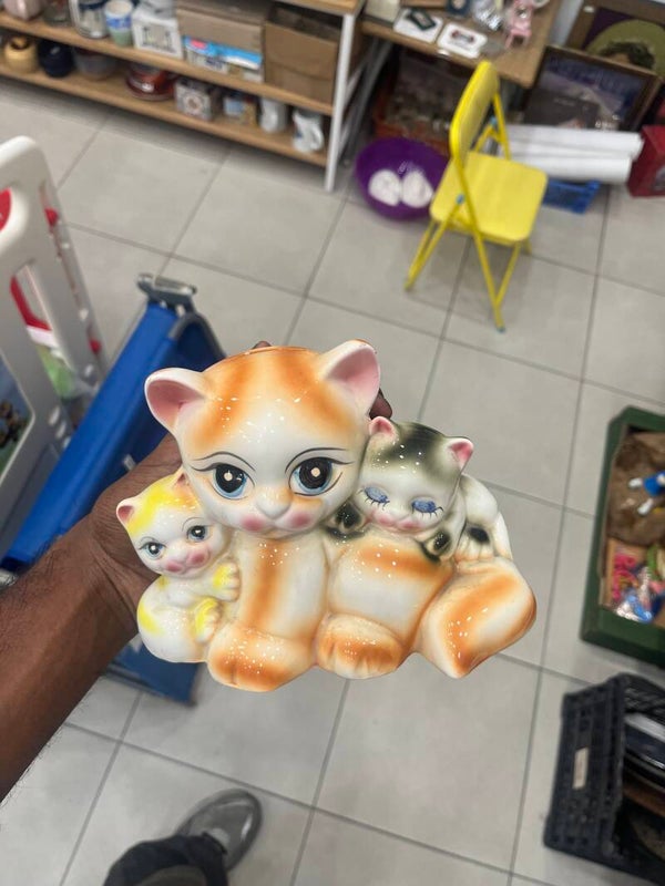 Ceramic Cat Family Coin Bank - Stationery ***
