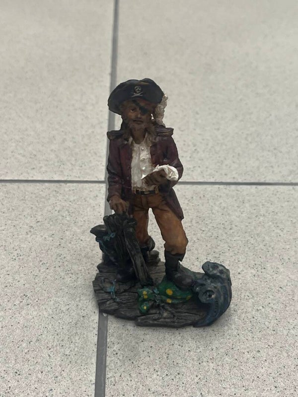 Pirate Captian Figurine - Figurines*