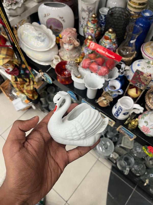 Porcelain Swan - Figurines