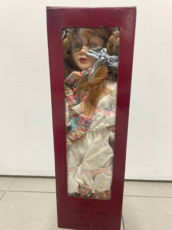 Porcelain Doll - Figurines