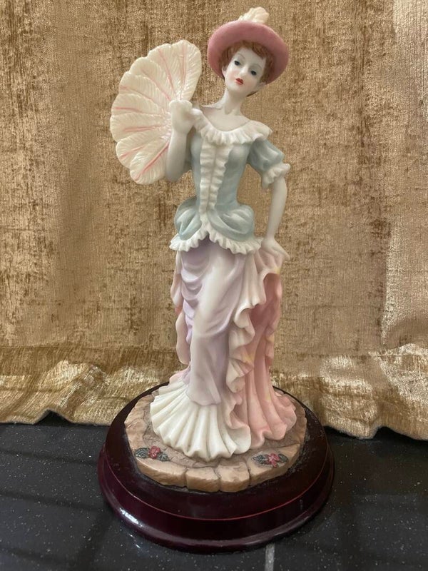 Porcelain Vintage Woman - Figurines