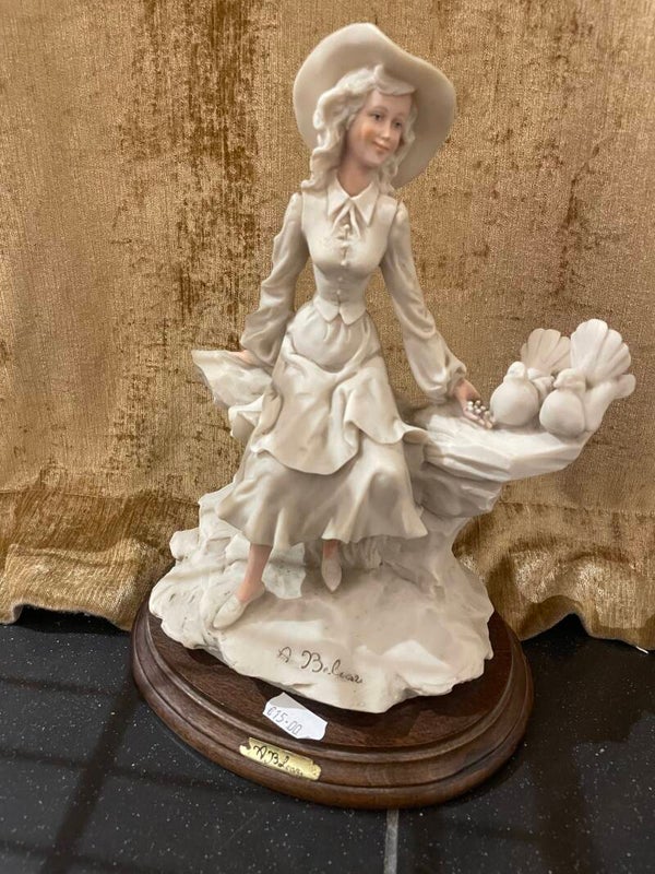 Porcelain Vintage Lady - Figurines