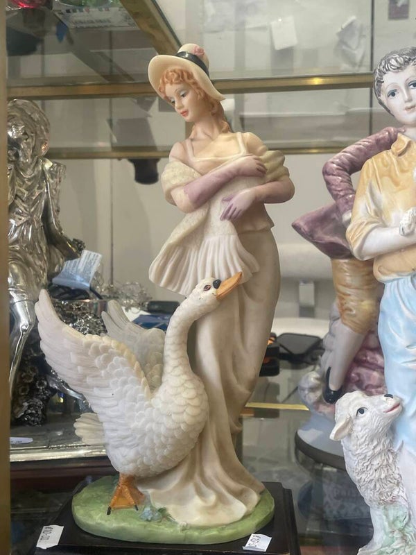 Lady and Swan Statue - Figurines