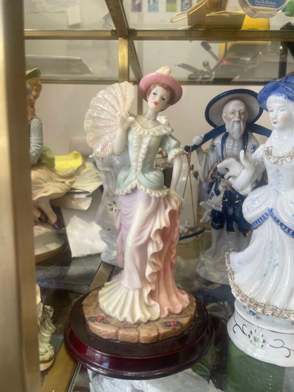 Giuseppe Armani "Vanessa" Porcelain Statue - Figurines