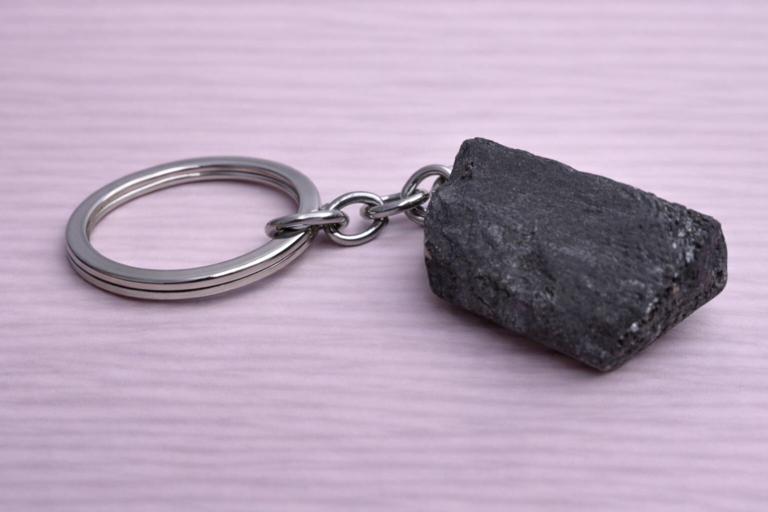 Zwarte toermalijn sleutelhanger ruw