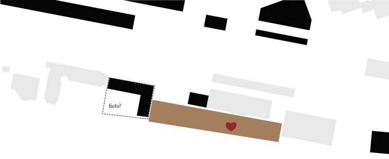 gebouw met L-vorm langs het spoor en korte kant aan stationsplein