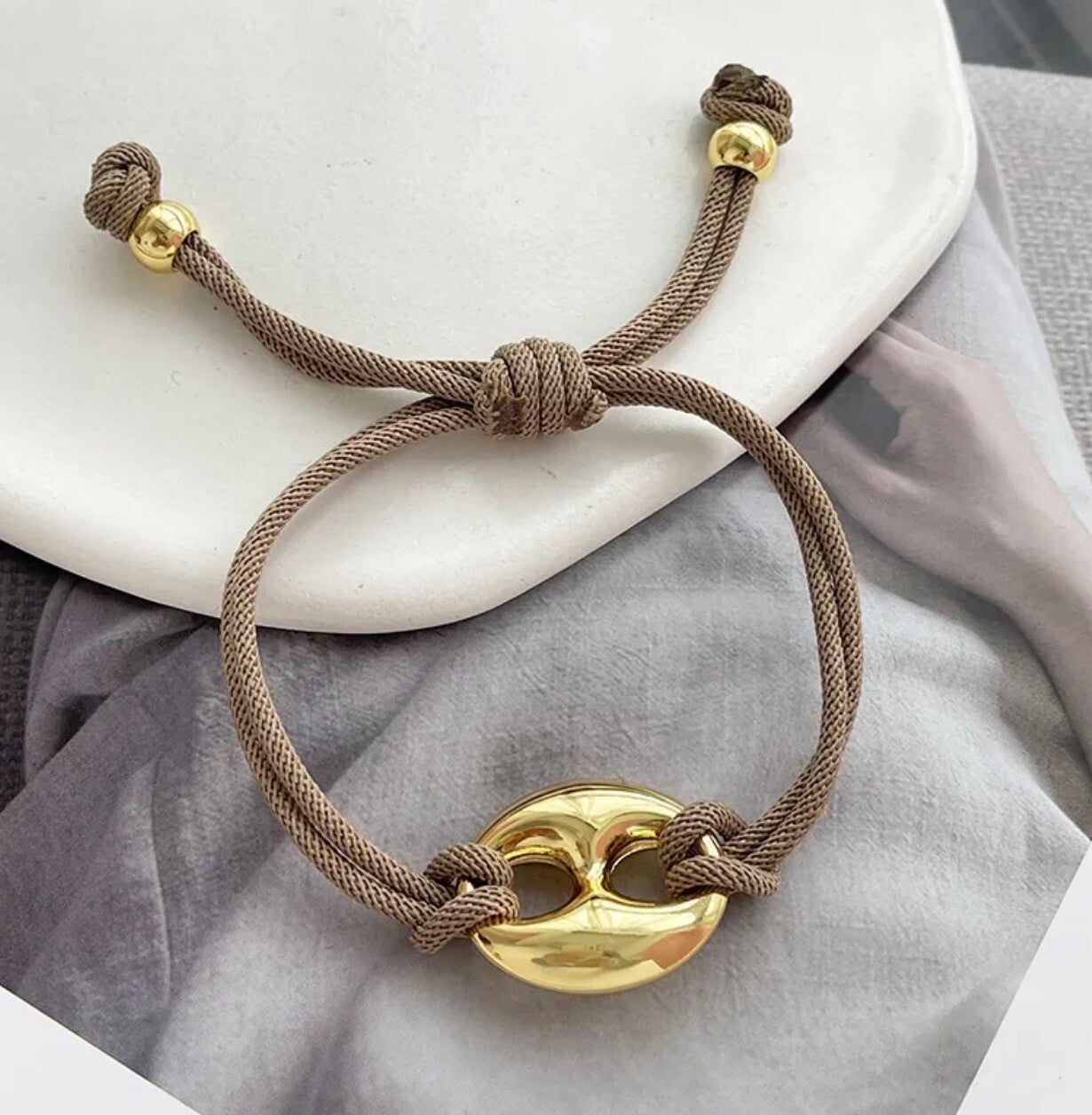 Amoura armband grijs