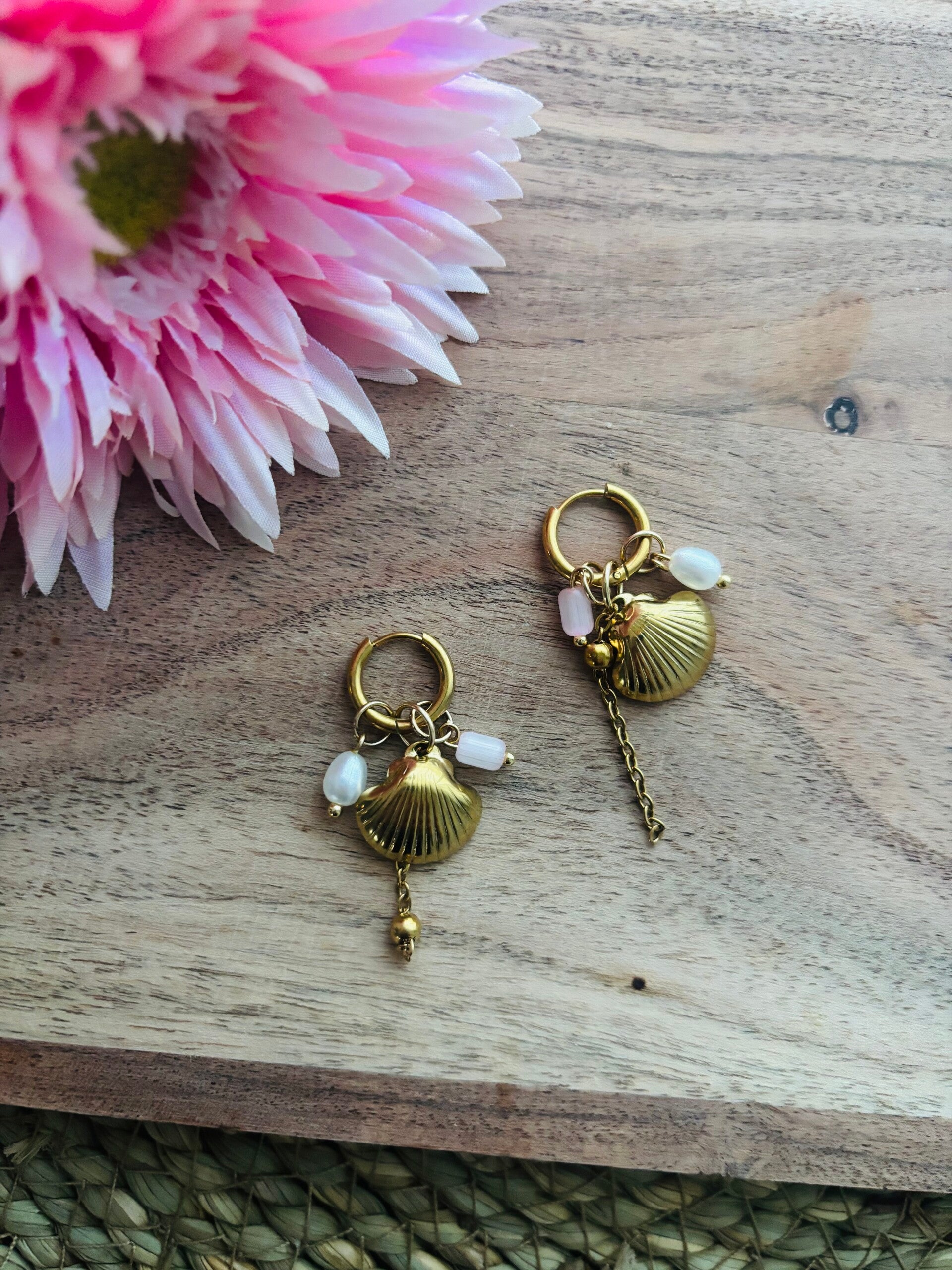 Pink luxe kleine zee schelp oorbellen