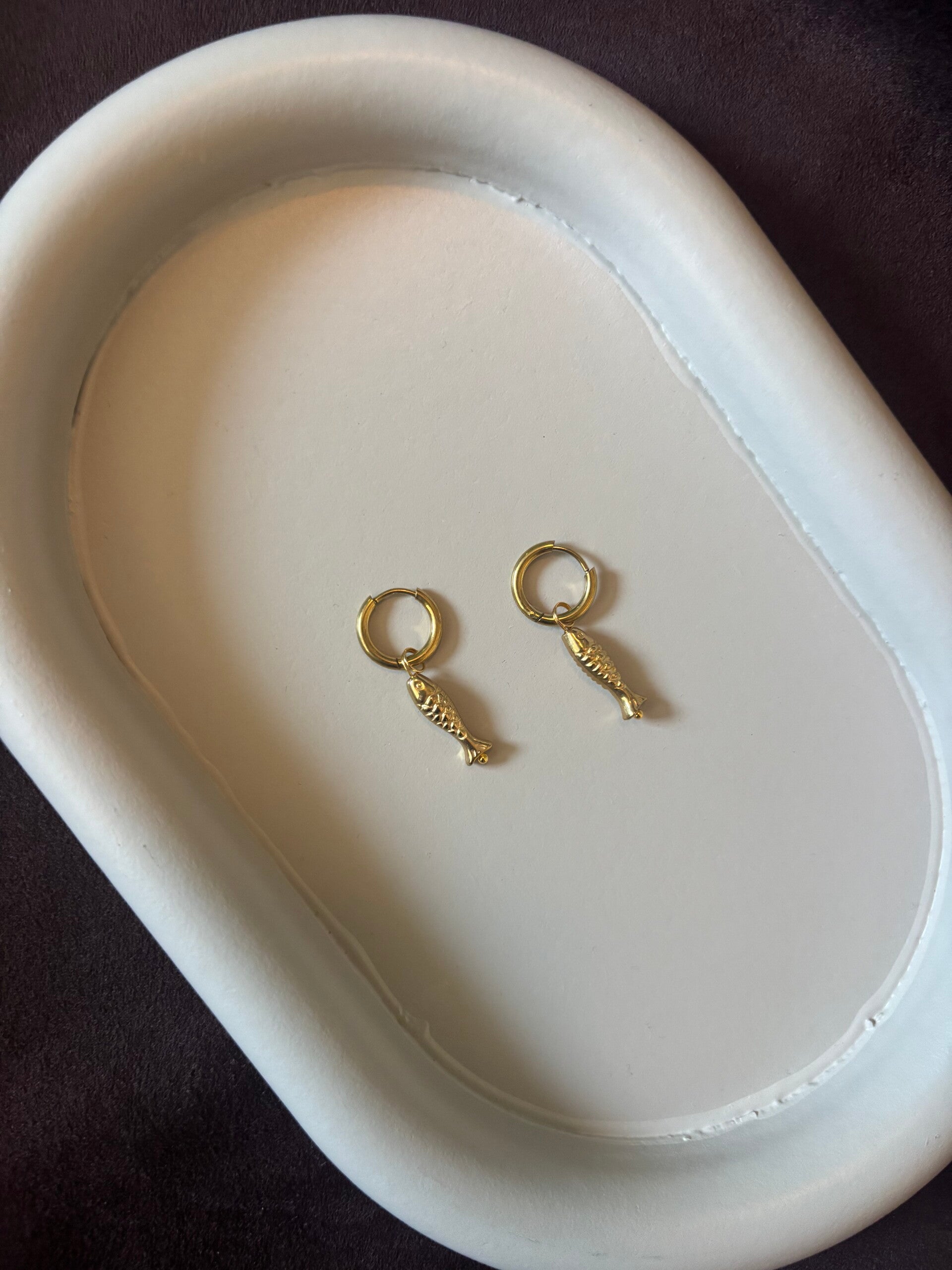 Mini vis oorbellen goud