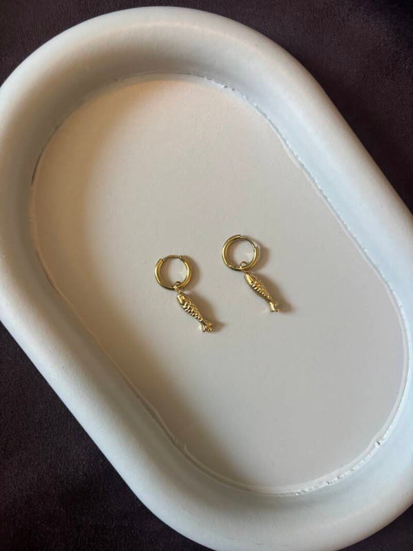 Mini vis oorbellen goud